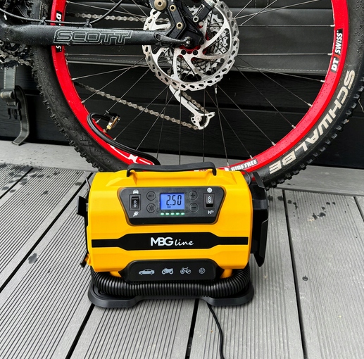 KOMPRESOR SAMOCHODOWY 12V 230V SPRĘŻARKA DMUCHAWA PRZENOŚNA POMPKA LATARKA - obrazek 6